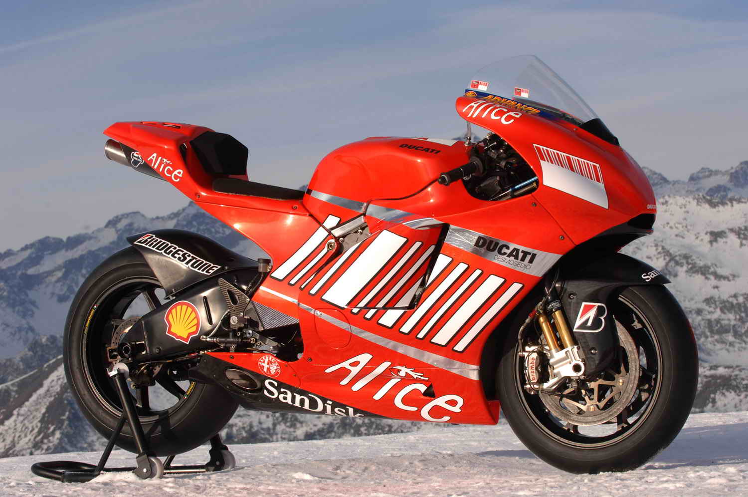 Мотоцикл нужен номер. Мотоцикл Ducati Desmosedici. Desmosedici gp7. Дукати 990. Ducati GP.
