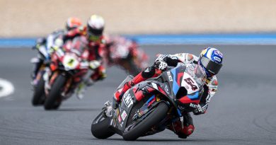 Razgatlioglu beats Bulega and Bautista to WorldSBK Estoril Race 2 glory as championship rages on